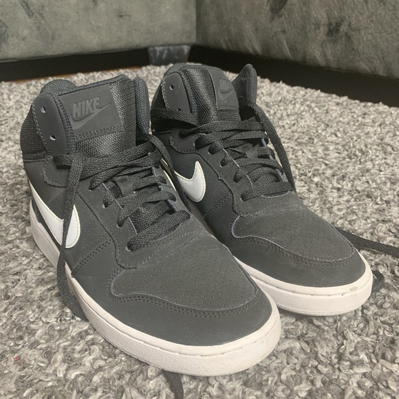 Nike shoes, black and white. - Picture 1 of 4